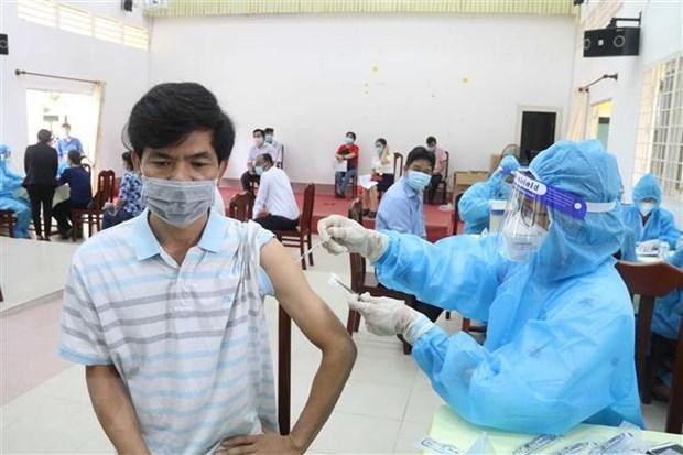 Tiêm vaccine phòng COVID-19 đợt 4 tại điểm Trường Đại học Trà Vinh. (Ảnh: Thanh Hòa/TTXVN).