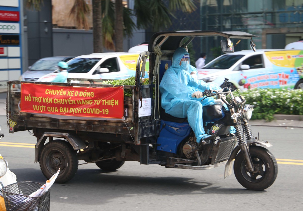 Chiếc xe hàng ngày là cần câu cơm của tài xế, Sài Gòn bị dịch bệnh cả người và xe sẵn sàng vận chuyển 0 đồng rau củ quả tới các nơi phong tỏa.