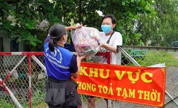 Trao túi an sinh cho người dân đăng ký qua chương trình SOS. (Ảnh: Xuân Khu/TTXVN).