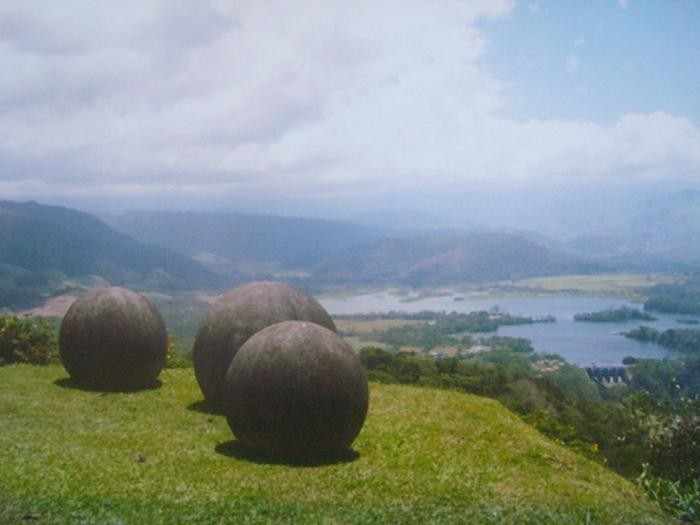 Những viên đá được tìm thấy vào năm 1930 trên vùng đồng bằng Diquís Delta và đảo Isla del Caño. Những viên đá được tìm thấy vào năm 1930 trên vùng đồng bằng Diquís Delta và đảo Isla del Caño.