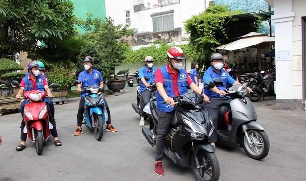 Các thành viên đội shipper tình nguyện tại Thành phố Hồ Chí Minh. (Ảnh: Xuân Khu/TTXVN).