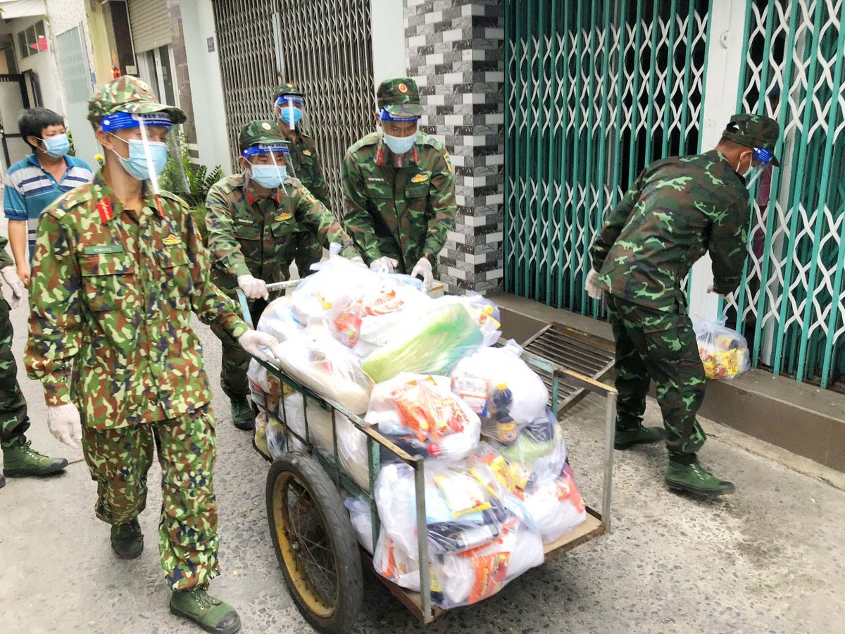 Để người dân yên tâm ở trong nhà cùng thành phố chống dịch, các chiến sỹ luồn lách các con hẻm nhỏ ở phường 5, Quận 8 để thực phẩm trước nhà dân.