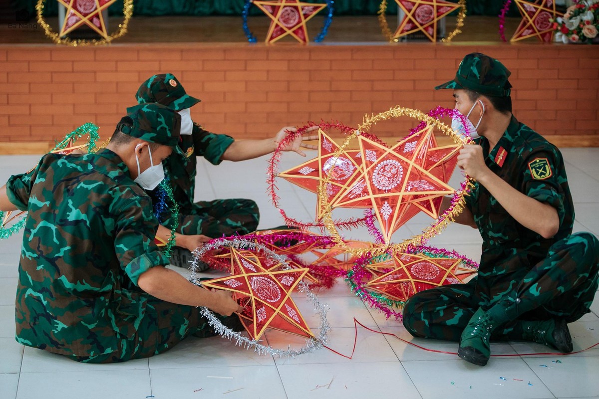 Chiều chiều các chiến sỹ lại về vót tre làm lồng đèn cho trẻ em.