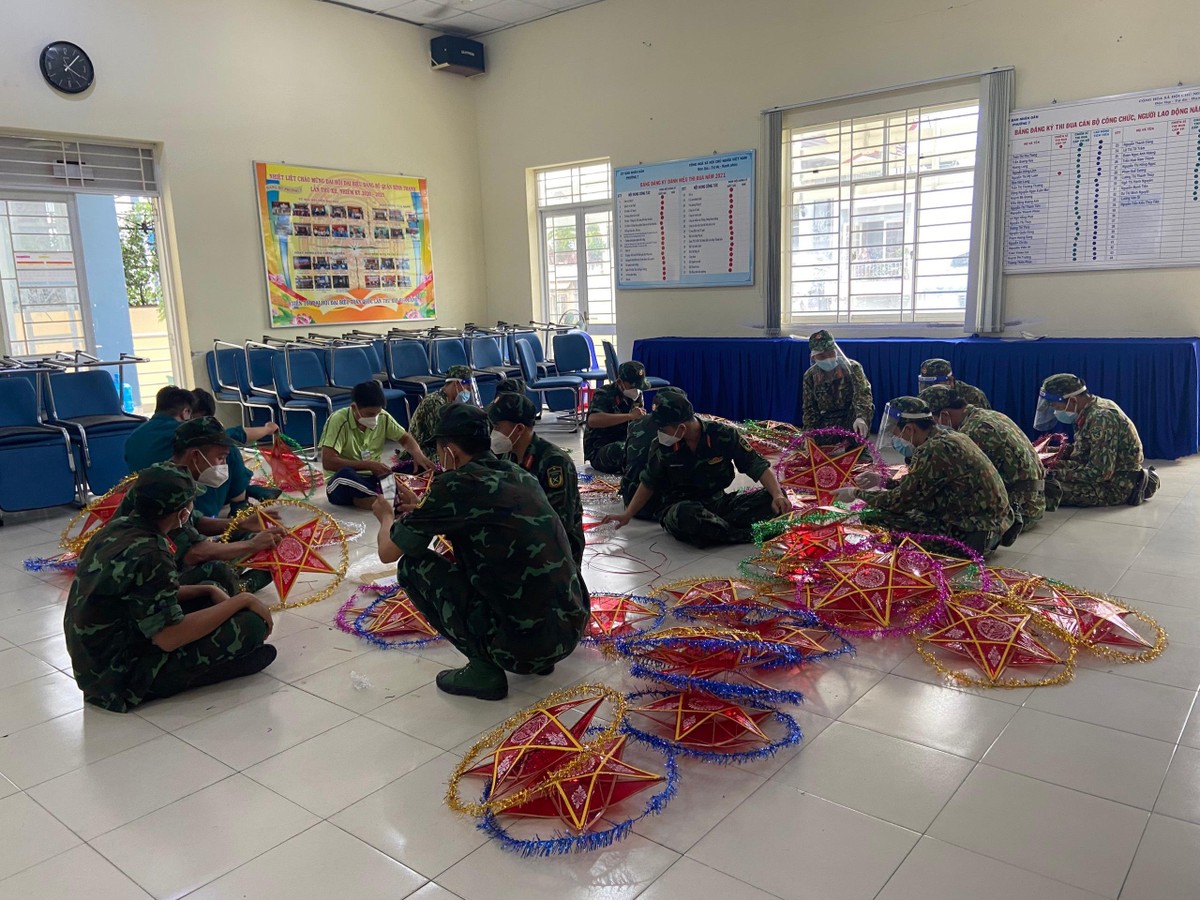 Các chiến sỹ đóng tại địa bàn phường 7, quận Bình Thạnh rất khéo tay khi trổ tài làm lồng đèn ông sao.