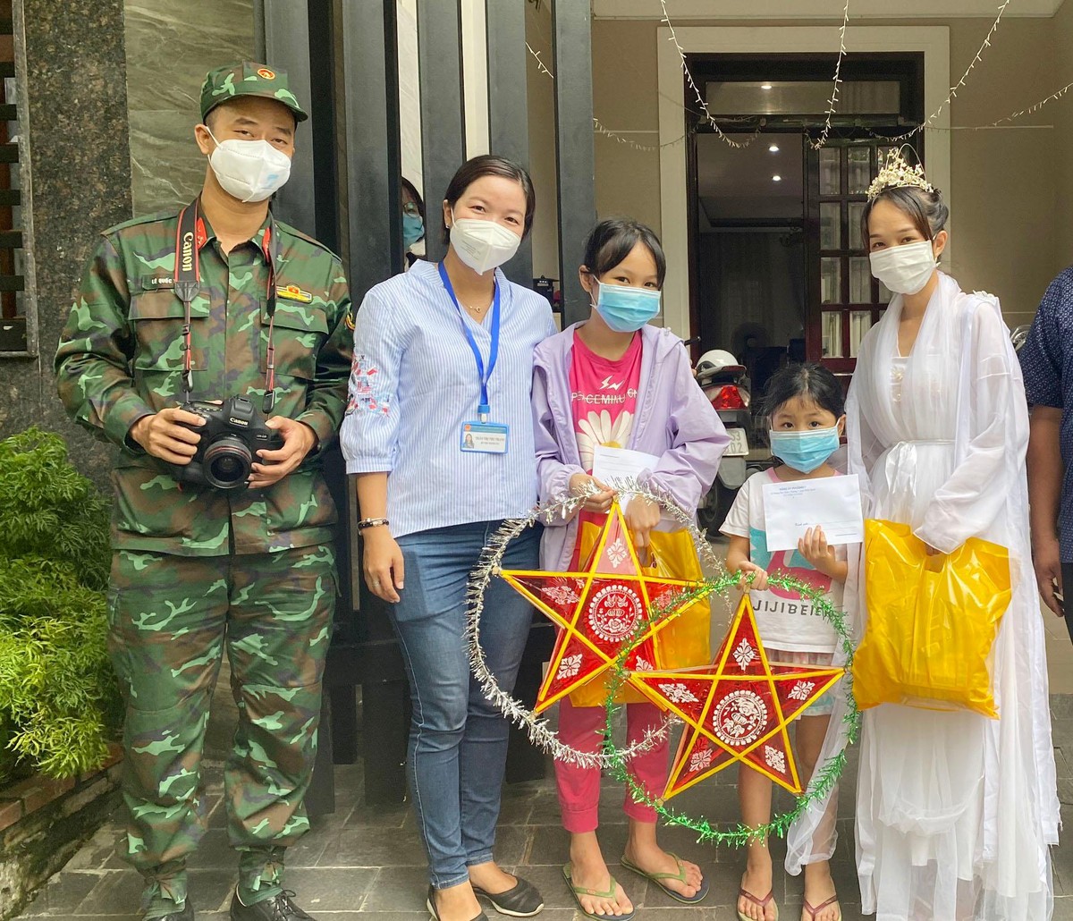 Chị Trần Thị Thu Trang (thứ hai, trái) Bí thư Đảng ủy của UBND Phường 7, quận Bình Thạnh cho biết, trung thu năm nay không tổ chức rước đèn nên chi Hằng và chú bộ đội sẽ đến từng nhà tặng đèn trung thu và số tiền nhỏ cho các cháu.