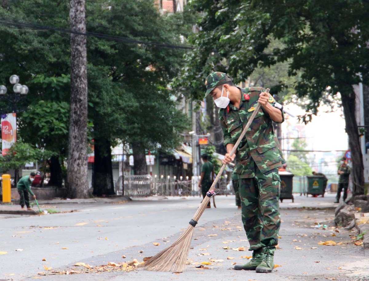 Ngày cuối tuần, chiến sỹ Trần Nhật Tâm cùng đồng đội thuộc Trung đoàn 88, Sư đoàn 302 quét dọn, vệ sinh các tuyến đường.