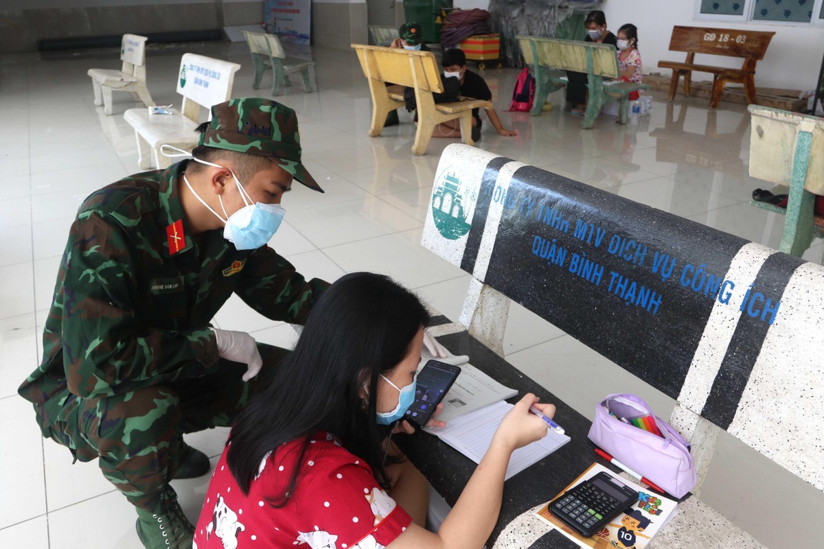 Trương Văn Linh, thuộc lực lượng Lục quân 2 giúp các cháu ở quận Bình Thạnh học online.