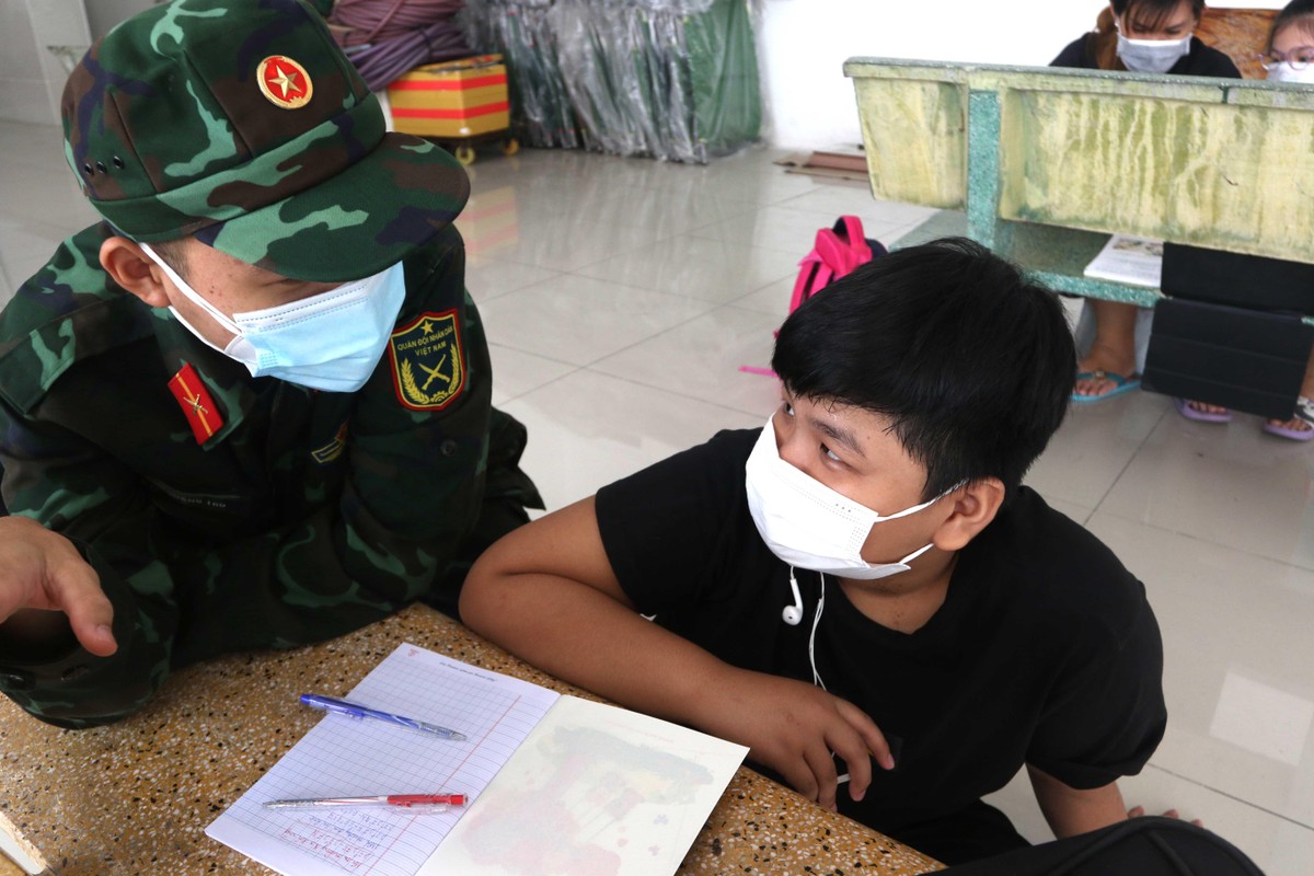 Chiến sỹ Đinh Hoàng Thọ trao đổi về kiến thức tại “lớp học dã chiến” với các cháu.