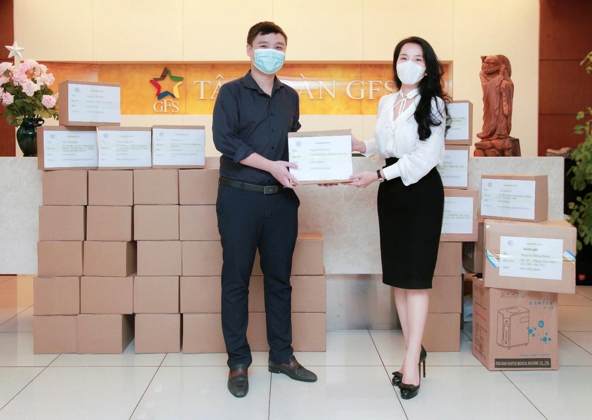 Bà Nguyễn Hồng Hạnh trao tặng thùng thuốc và các trang thiết bị phòng, chống và điều trị bệnh SARS-CoV-2 tới CBNV Kl994 game bài casino hấp dẫn GFS
