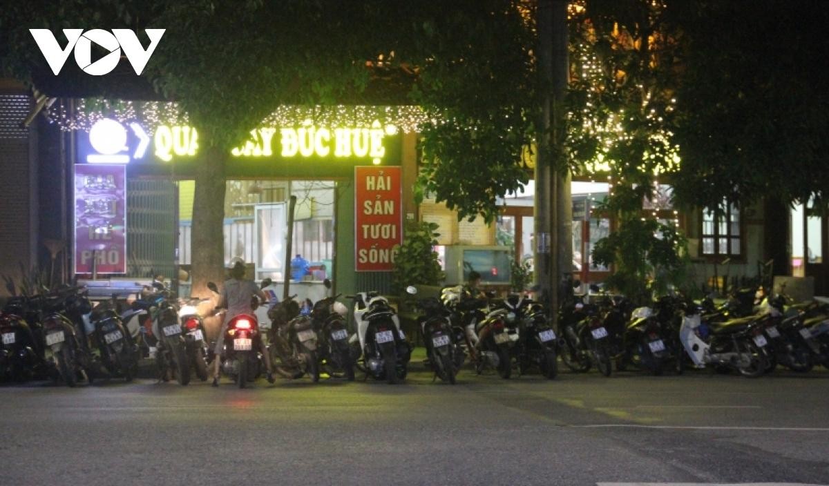 Sau khi bị phong tỏa do liên quan đến ca dương tính với COVID-19, một nhà hàng tại phường Phùng Chí Kiên, thành phố Bắc Kạn đã mở cửa đón khách trở lại.