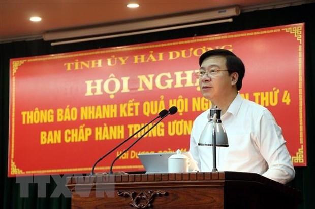 viên Trung ương Đảng, Bí thư Tỉnh ủy Hải Dương Phạm Xuân Thăng thông báo nhanh kết quả Hội nghị Trung ương 4 khóa XIII. (Ảnh: Mạnh Tú/TTXVN).
