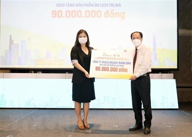 Đại diện Kl991.com World Cup 2026 Chính Thức trao tặng sản phẩm cho đại diện Sở Du lịch Thành phố Hồ Chí Minh. (Ảnh: Mỹ Phương/TTXVN).