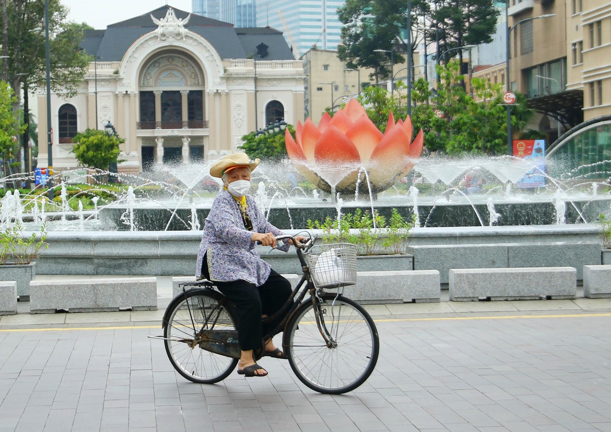 Người lớn tuổi đạp xe đến Quận 1, vừa tập thể dục vừa ngắm lại những khung cảnh thân quen