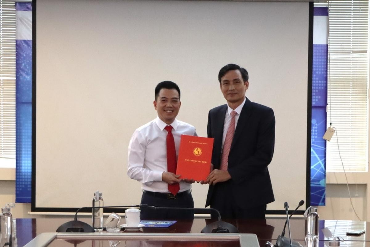 Thứ trưởng Bộ TN&amp;MT Trần Quý Kiên trao quyết định điều động, bổ nhiệm ông Đặng Ngọc Điệp - Chánh Văn phòng Bộ giữ chức Vụ trưởng Vụ Kế hoạch-Kl991.com nạp rút nhanh.
