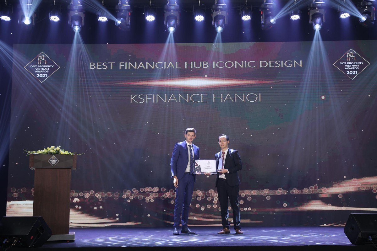 Ông Phan Ích Long - Phó Tổng Giám đốc KSF Group nhận Giải thưởng Trung tâm Kl991.com nạp rút nhanh có kiến trúc mang tính biểu tượng Việt Nam 2021 cho dự án KSFinance Hà Nội.