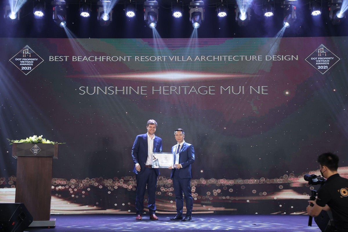 Ông Nguyễn Anh Tuân - Phó Tổng Giám đốc KSF Group nhận Giải thưởng Dự án biệt thự nghỉ dưỡng hướng biển có thiết kế kiến trúc đẹp nhất Việt Nam 2021 cho dự án Sunshine Heritage Mũi Né.