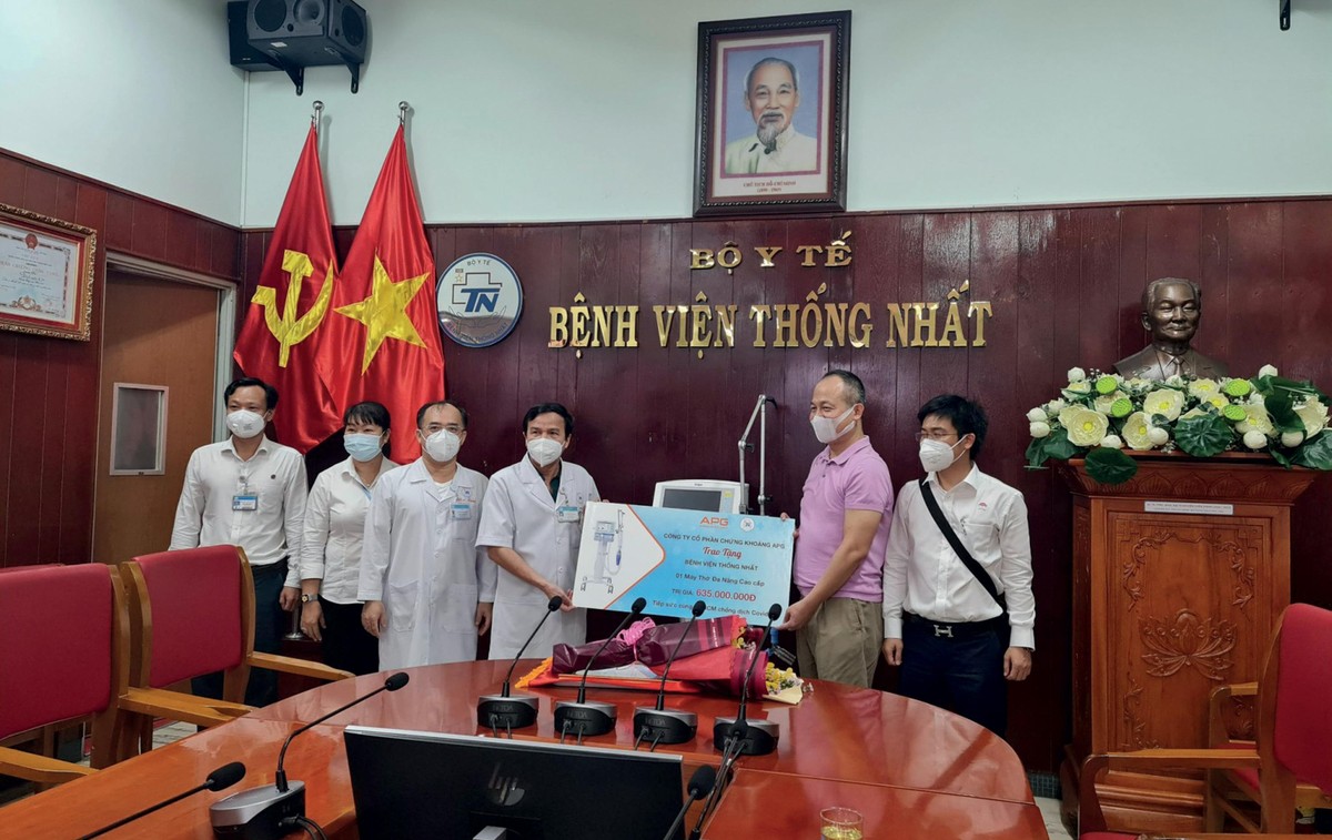 Ông Nguyễn Hồ Hưng tài trợ máy thở trị giá 650 triệu đồng cho Bệnh viện Thống Nhất.