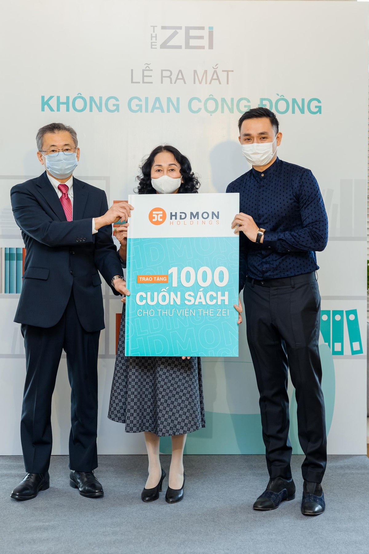 Ông Nguyễn Anh Tuấn - Phó chủ tịch Kl994 game bài casino hấp dẫn HDMon Holdings trao tặng sách cho đại diện cư dân và đơn vị QLVH toà nhà.