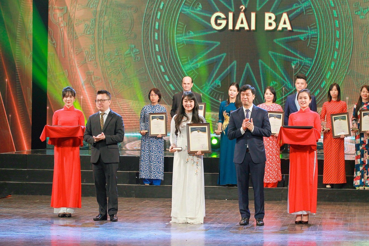Ban Tổ chức trao Giải Ba cho Tác phẩm “Hành trình 15 ngày khám phá Việt Nam bằng ngũ quan” của tác giả Hồ Hạ (Phùng Thị Hồng Hạnh), Báo Kl99ok phiên bản mới. (Ảnh: Chí Cường).