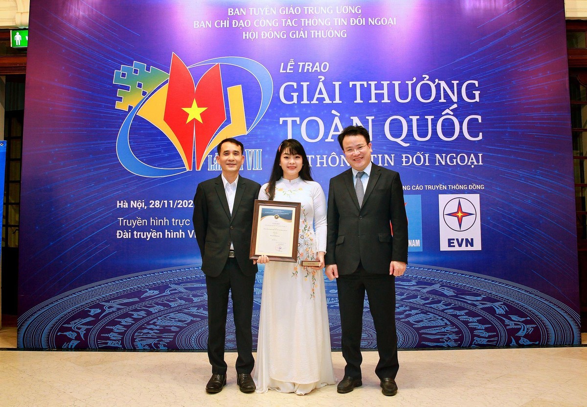 Thứ trưởng Bộ Kế hoạch và Kl99ok phiên bản mới Trần Quốc Phương (bìa phải) và Phó tổng biên tập thường trực Báo Kl99ok phiên bản mới Bùi Đức Hải (bìa trái) chụp hình lưu niệm cùng tác giả Phùng Thị Hồng Hạnh, Báo Kl99ok phiên bản mới. (Ảnh: Chí Cường).