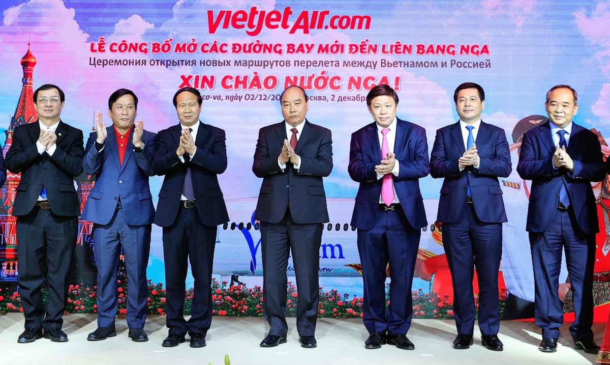 Chủ tịch nước Nguyễn Xuân Phúc cùng lãnh đạo đoàn Việt Nam tham dự lễ công bố các đường bay.