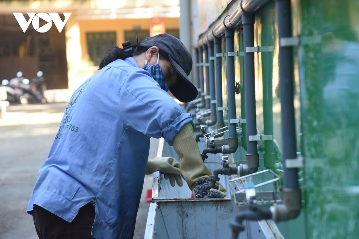 Khu vực bồn rửa tay được vệ sinh sạch sẽ, đẩy đủ nước rửa tay, sát khuẩn.