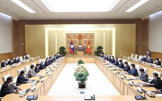 Thủ tướng Phạm Minh Chính hội kiến Chủ tịch Quốc hội Lào Saysomphone Phomvihane. (Ảnh: Dương Giang/TTXVN).