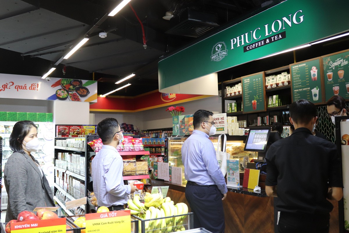 Bên trong một cửa hàng bán lẻ theo mô hình mini-mall.