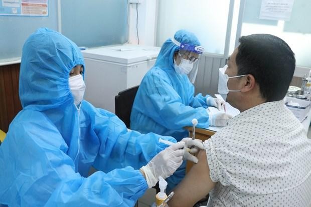 Tiêm vaccine phòng COVID-19 cho người dân. (Ảnh: TTXVN/Vietnam+).