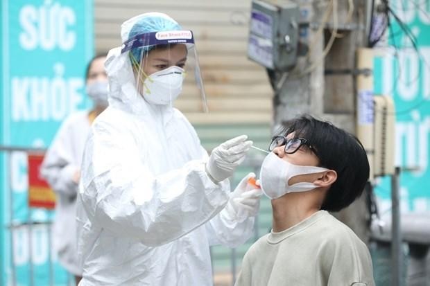 Lấy mẫu xét nghiệm COVID-19 cho người dân. (Ảnh: PV/Vietnam+)