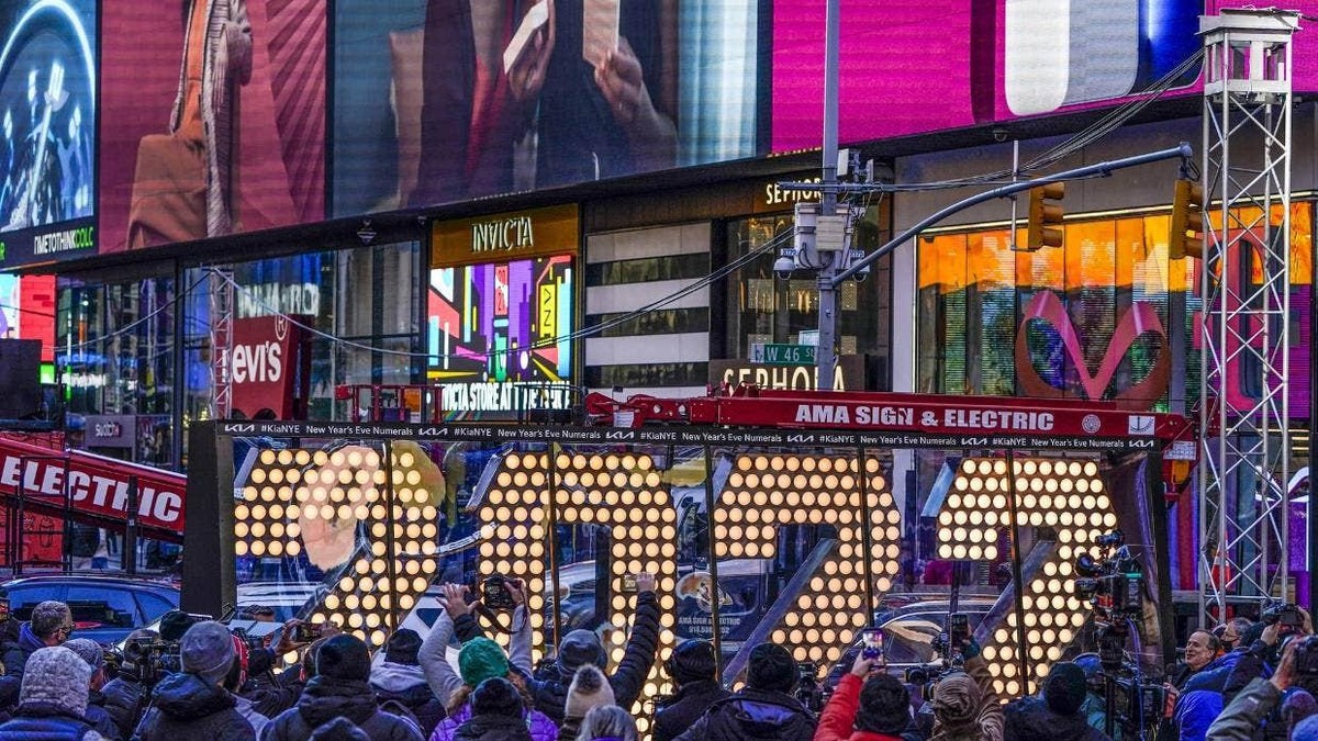 Thành phố New York đang sẵn sàng để đón năm mới bằng cách tổ chức lại các hoạt động tại Quảng trường Thời đại.