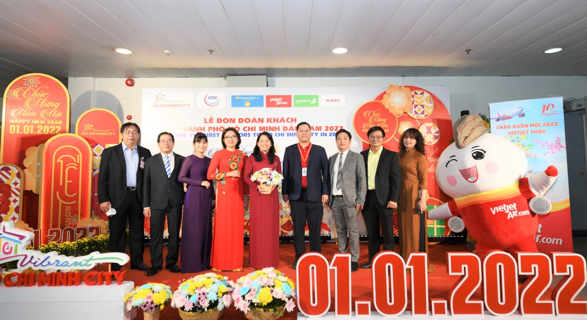 Giám đốc Sở Du lịch TP.HCM Nguyễn Thị Ánh Hoa (chính giữa) cũng lãnh đạo Sở Du lịch, Hiệp hội Lữ hành TP.HCM, các cơ quan ban ngành cùng đại diện Hãng hàng không Vietjet tại sự kiện sáng 1/1.
