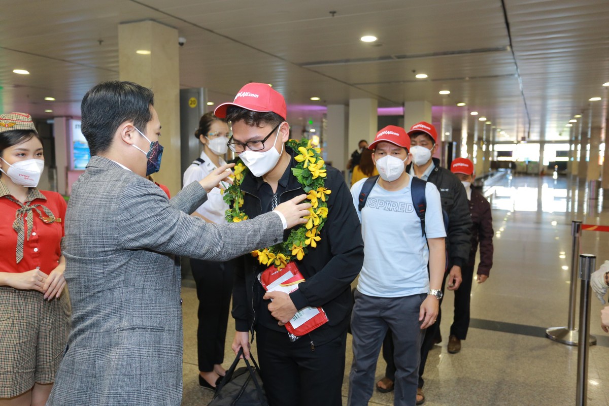 Lãnh đạo Sở Du lịch TP.HCM tặng hoa cho những khách hàng đầu tiên.