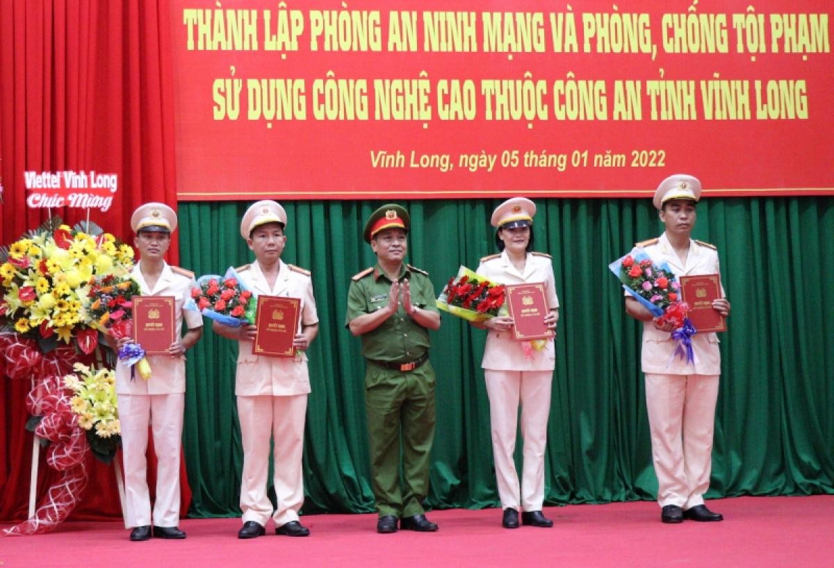 Đại tá Nguyễn Trọng Dũng, Giám đốc Công an tỉnh Vĩnh Long trao quyết định bổ nhiệm cho Ban lãnh đạo Phòng An ninh mạng và phòng, chống Kl99ok khuyến mãi lớn sử dụng công nghệ cao.