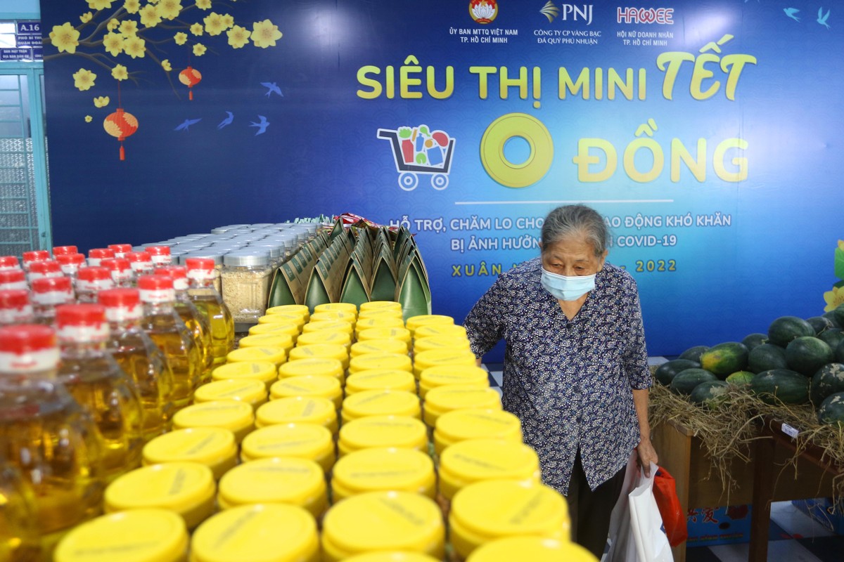 Bà Nguyễn Thị Của, 75 tuổi đi mua sắm hàng tết ở siêu thị 0 đồng.