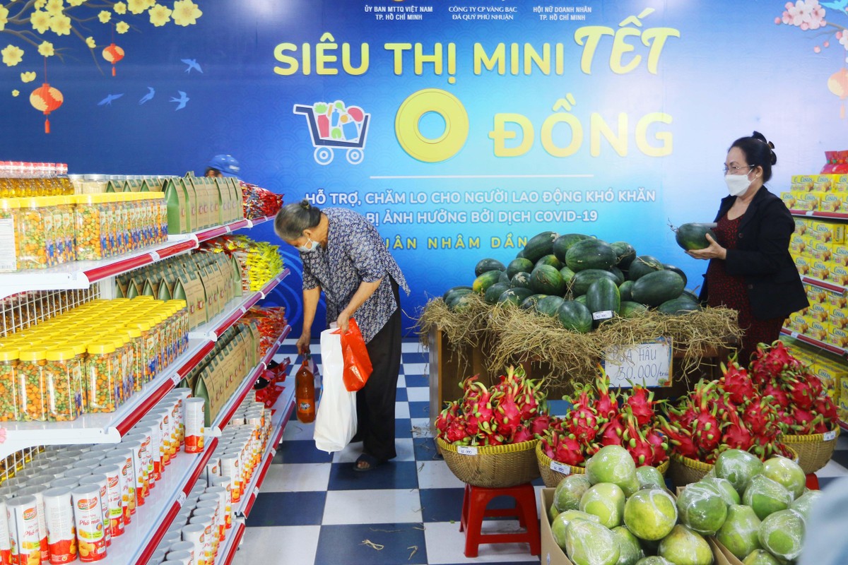 Những mặt hàng đa dạng tại chuỗi siêu thị mini Tết 0 đồng.