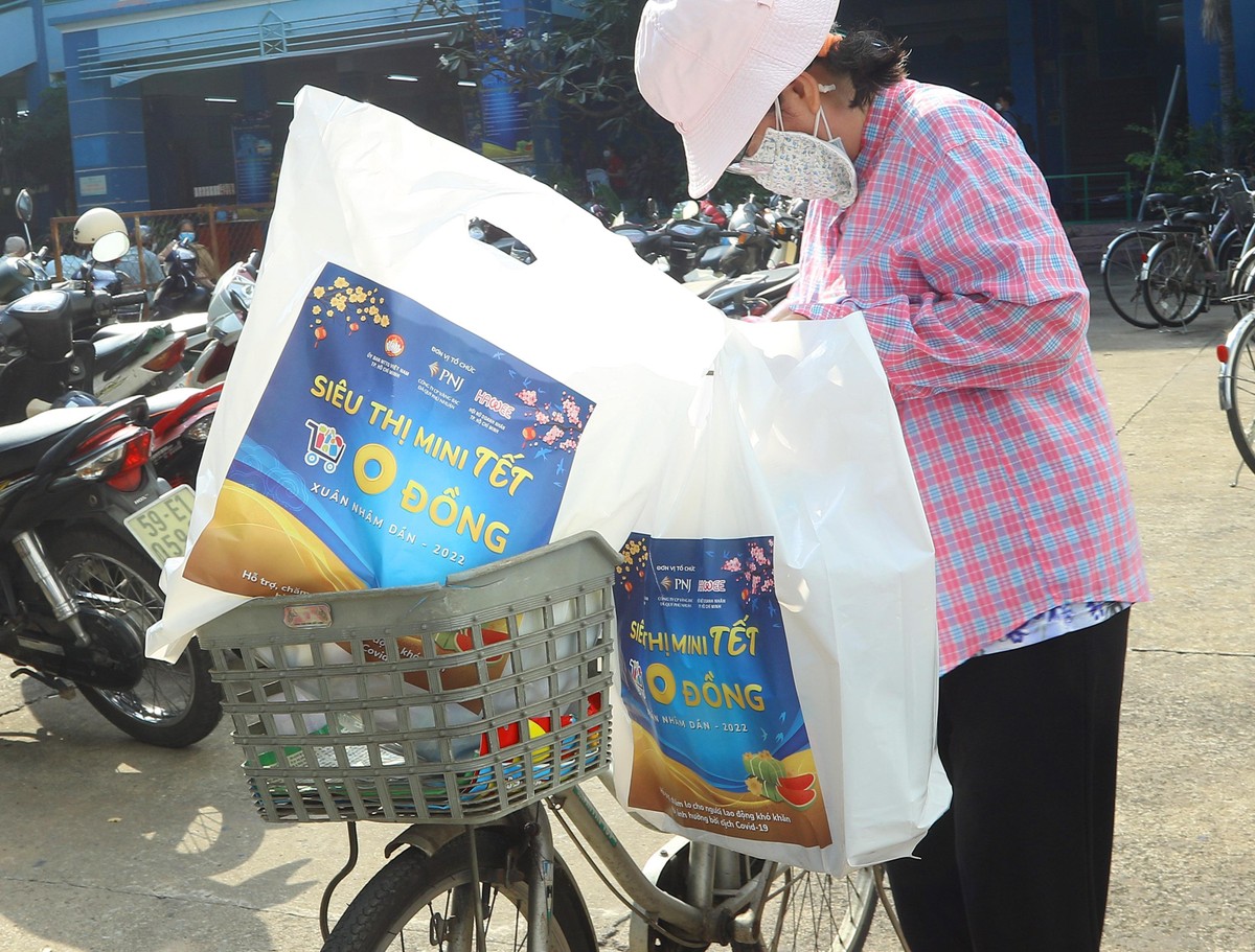 Gần 50 món hàng có giá trị 400 nghìn đồng, được người dân cận thận mang về nhà.