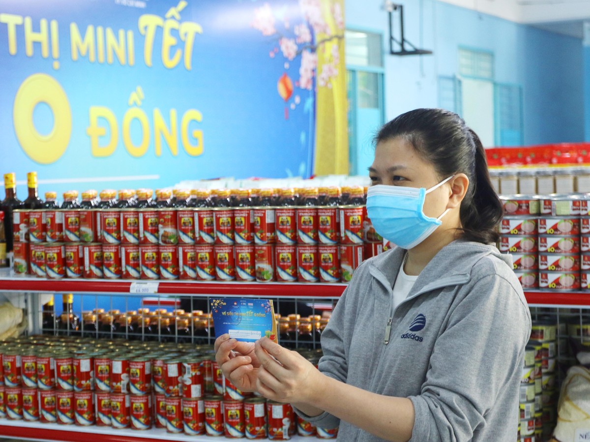 Người dân khó khăn không cần phải băn khoăn về số tiền bỏ ra để mua những món mình cần, bởi Ban Tổ Chức đã phát cho mỗi hộ gia đình 1 tấm vé trị giá 400.000 đồng để mua sắm tại siêu thị mini Tết 0 đồng.