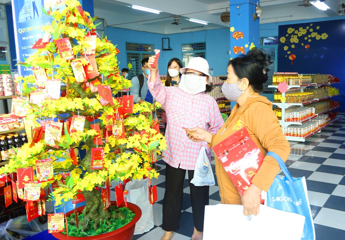 Người lao động khó khăn còn được hái lộc xuân sau khi mua sắm.