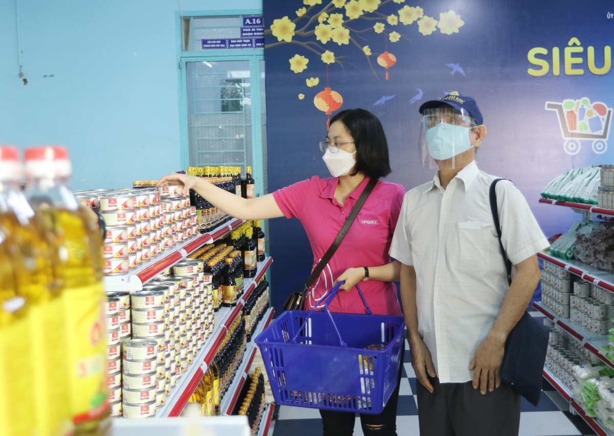 Các bạn tình nguyện viên hỗ trợ những người mù lựa chọn hàng.