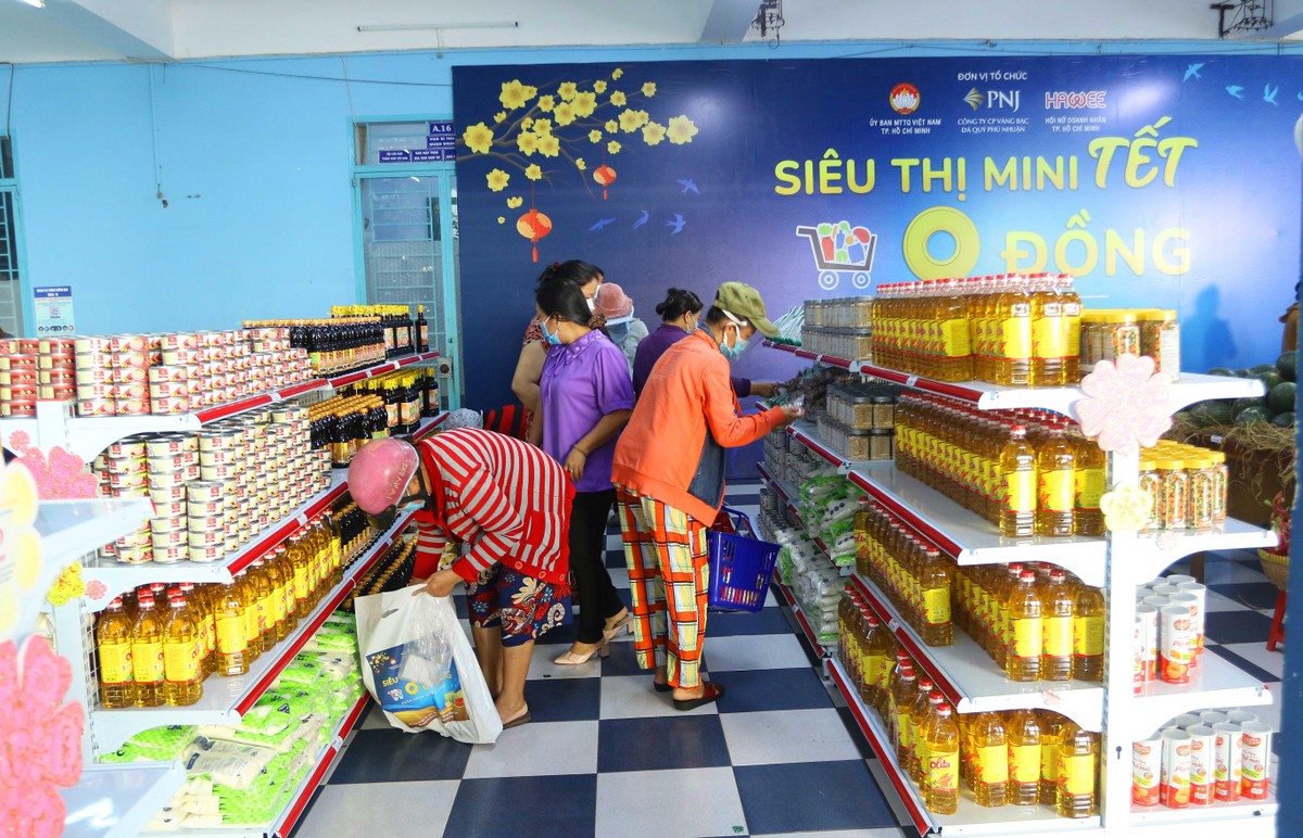 Người dân háo hức đi siêu thị từ sáng sớm.