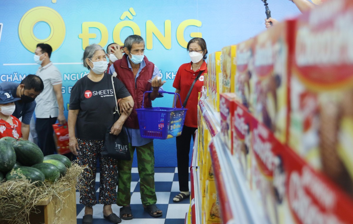 Vợ chồng cô Nguyễn Thị Vàng ( Quận Phú Nhuận) dắt tay nhau đến siêu thị 0 đồng chọn hàng.