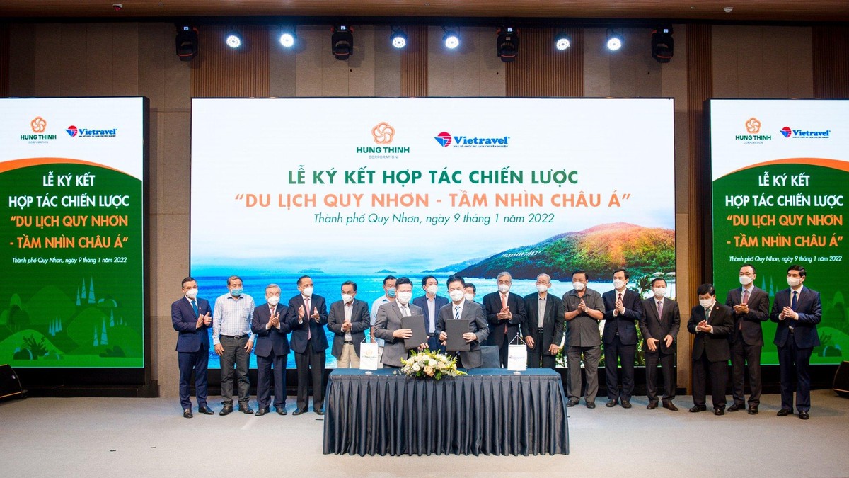 Ông Nguyễn Đình Trung – Chủ tịch Kl994 game bài casino hấp dẫn Hưng Thịnh (bên trái) và ông Nguyễn Quốc Kỳ - Chủ tịch HĐQT Vietravel (bên phải) ký kết hợp tác chiến lược toàn diện giữa Kl994 game bài casino hấp dẫn Hưng Thịnh và Công ty Vietravel.
