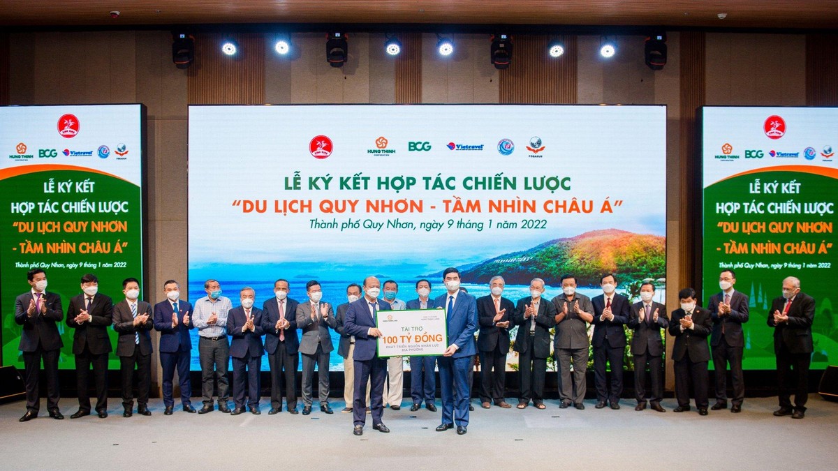 Ông Lê Trọng Khương - Tổng Giám đốc Hưng Thịnh Land (bên trái) trao bảng biểu trưng tài trợ 100 tỷ đồng cho ông Lâm Hải Giang - Phó Chủ tịch UBND tỉnh Bình Định nhằm phát triển nguồn nhân lực du lịch của tỉnh.