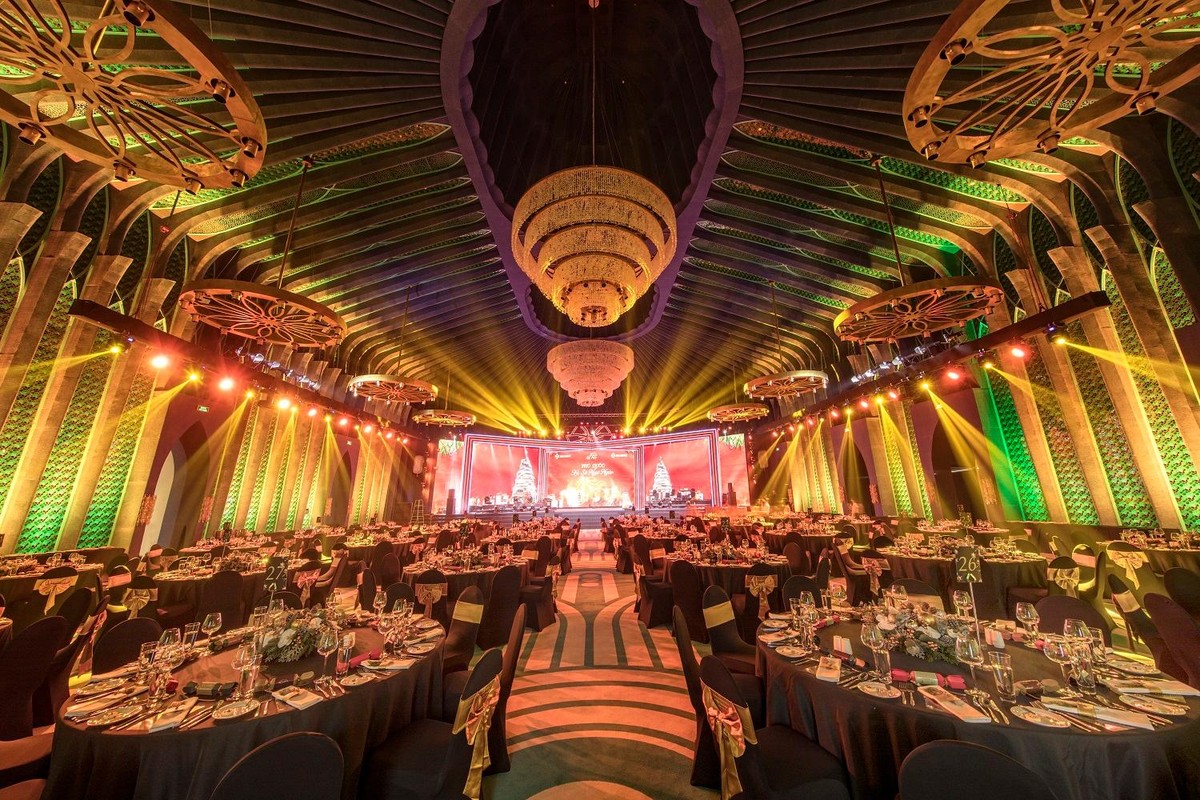 Siêu Ballroom được thiết kế cầu kỳ và trang bị hệ thống âm thanh, ánh sáng hiện đại.