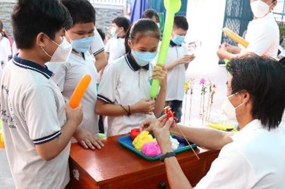 Bé Phi An (6 tuổi) và bà nội Nguyễn Thị Giàu (61 tuổi) có mặt từ rất sớm để đợi nhận quà.
