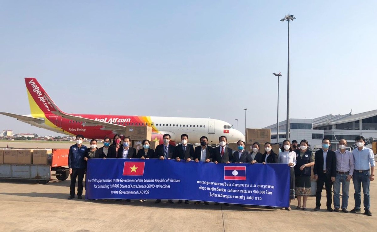 500.000 liều vắc xin được bàn giao cho đại diện Kl993 ưu đãi thưởng hấp dẫn, nhân dân Lào tại sân bay Viêng-chăn, Lào.