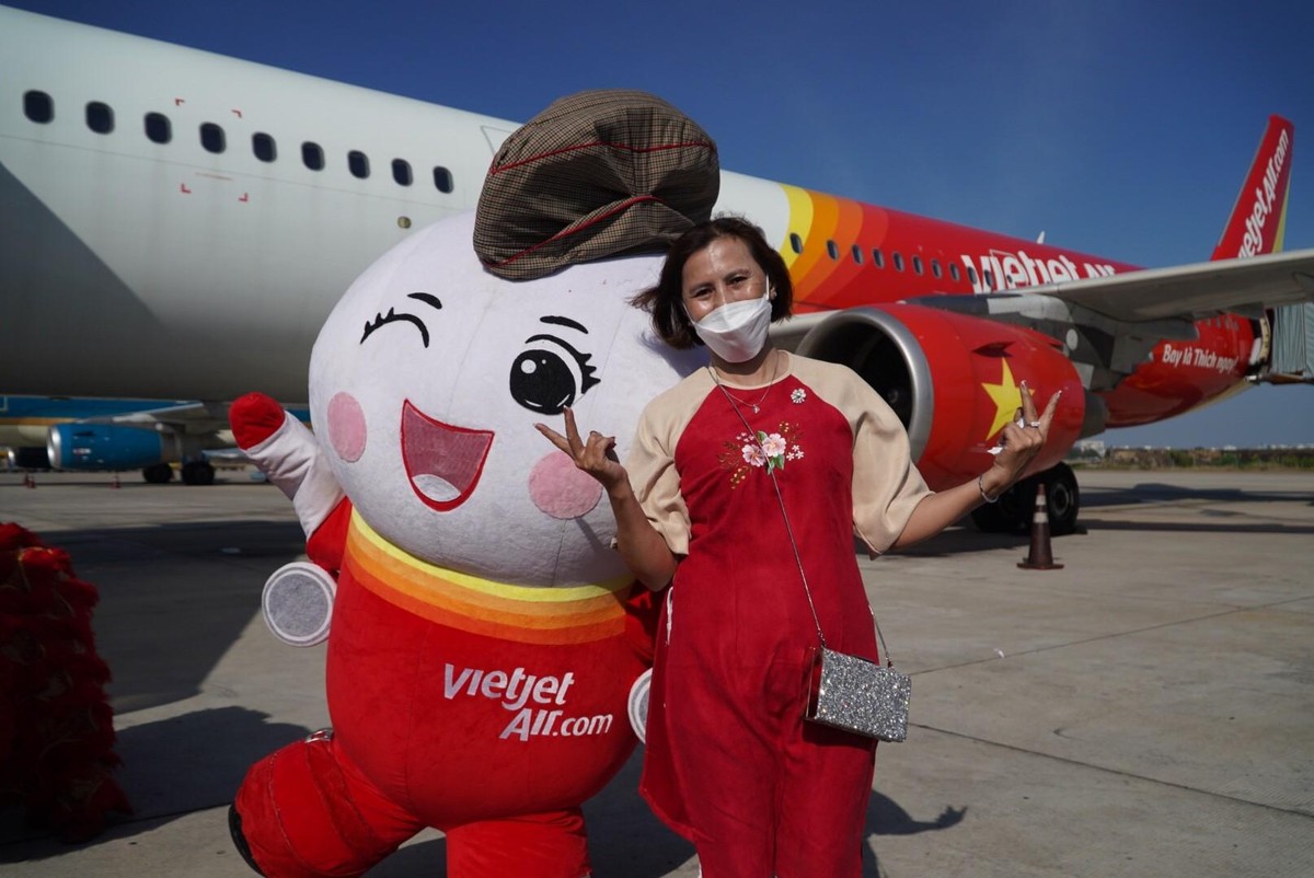 Trước giờ khởi hành, máy bay Amy Vietjet và chú Lân Sư Rồng đã xuất hiện tại cửa lên máy bay để chào đón và chụp hình lưu niệm cùng các hành khách trên chuyến bay VJ624 chặng TP. HCM – Đà Nẵng. Với vẻ ngoài vô cùng đáng yêu, thân thiện và gần gũi, cặp đôi đã nhận được rất nhiều “lời mời” chụp ảnh chung, từ các bạn trẻ, gia đình và mang tới niềm vui, nụ cười rạng rỡ cho rất nhiều bạn nhỏ.