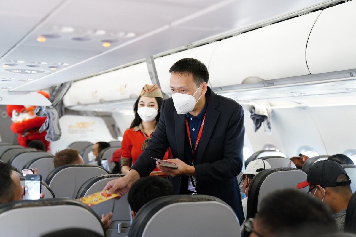 Phó Tổng giám đốc Vietjet Nguyễn Thanh Sơn đã bất ngờ có mặt trên chuyến bay và tặng quà lì xì may mắn cùng những món quà thú vị cho tất cả các hành khách.