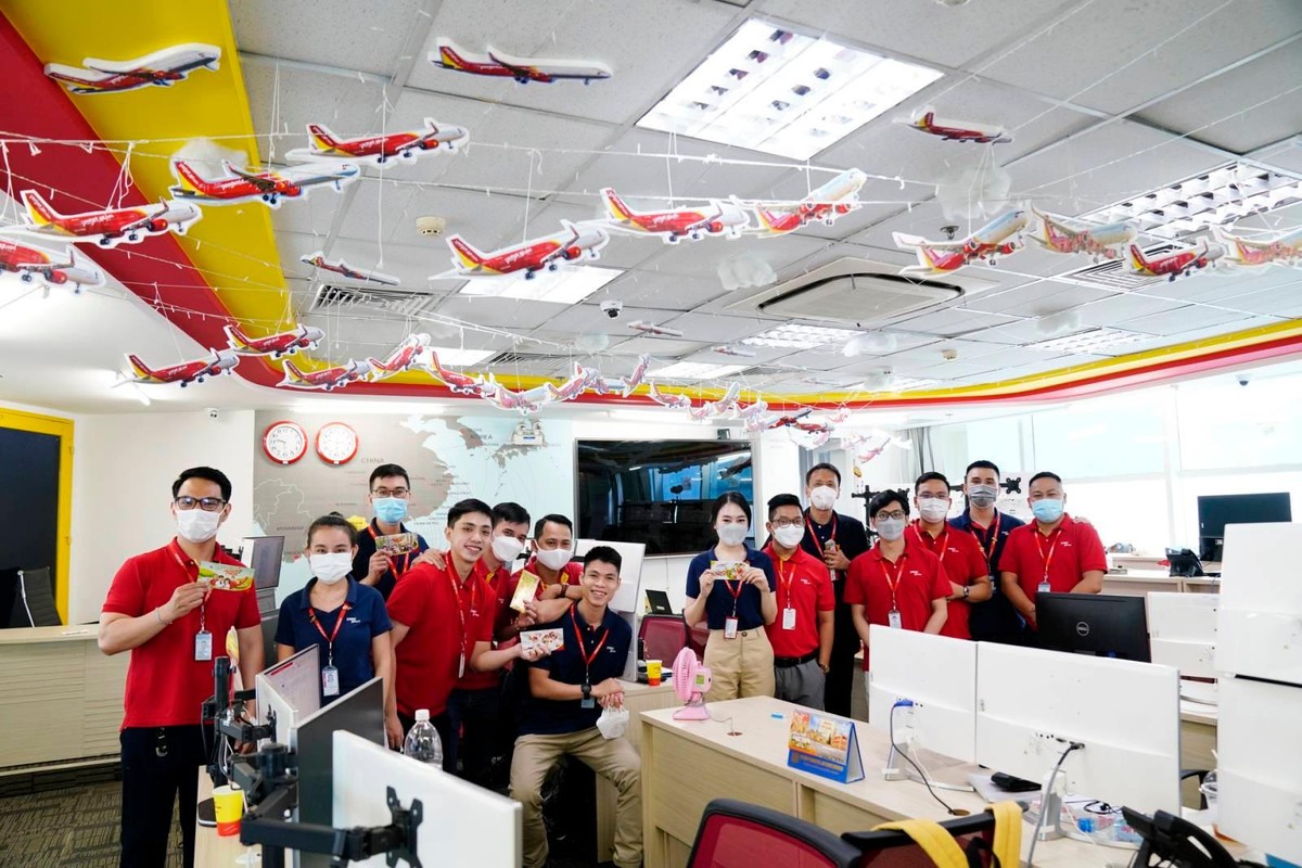 Phó Tổng giám đốc Vietjet Tô Việt Thắng chúc mừng năm mới và tặng quà cho các cán bộ nhân viên đang làm nhiệm vụ trong những ngày đầu năm.